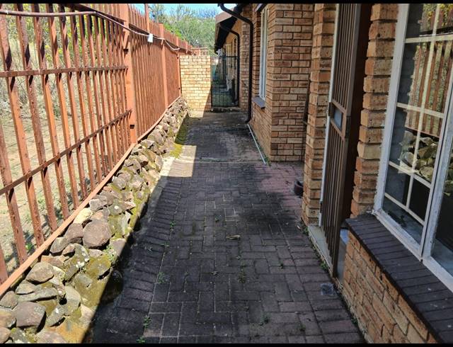3 BEDROOM TOWNHOUSE FOR SALE IN SAFARI GARDENS